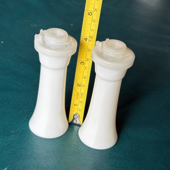 Vintage Tupperware salt and pepper shakers #831 4 inch high - Picture 2 of 4